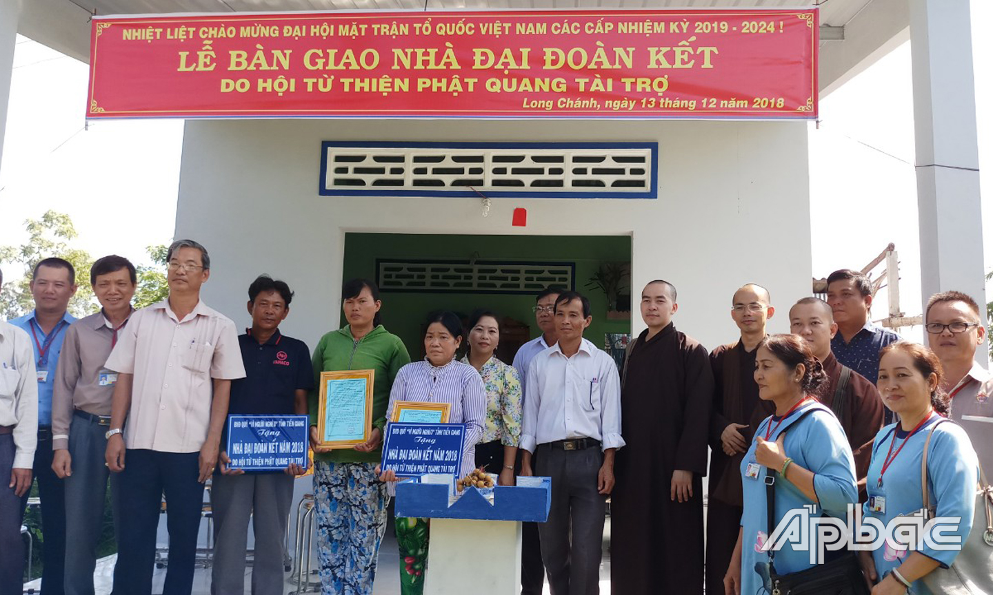 MTTQ Việt Nam tỉnh Tiền Giang phối hợp với các nhà hảo tâm bàn giao nhà đại đoàn kết cho hộ nghèo ở xã Long Chánh (TX. Gò Công).                                                                                                                                                                    Ảnh: PHƯƠNG MAI