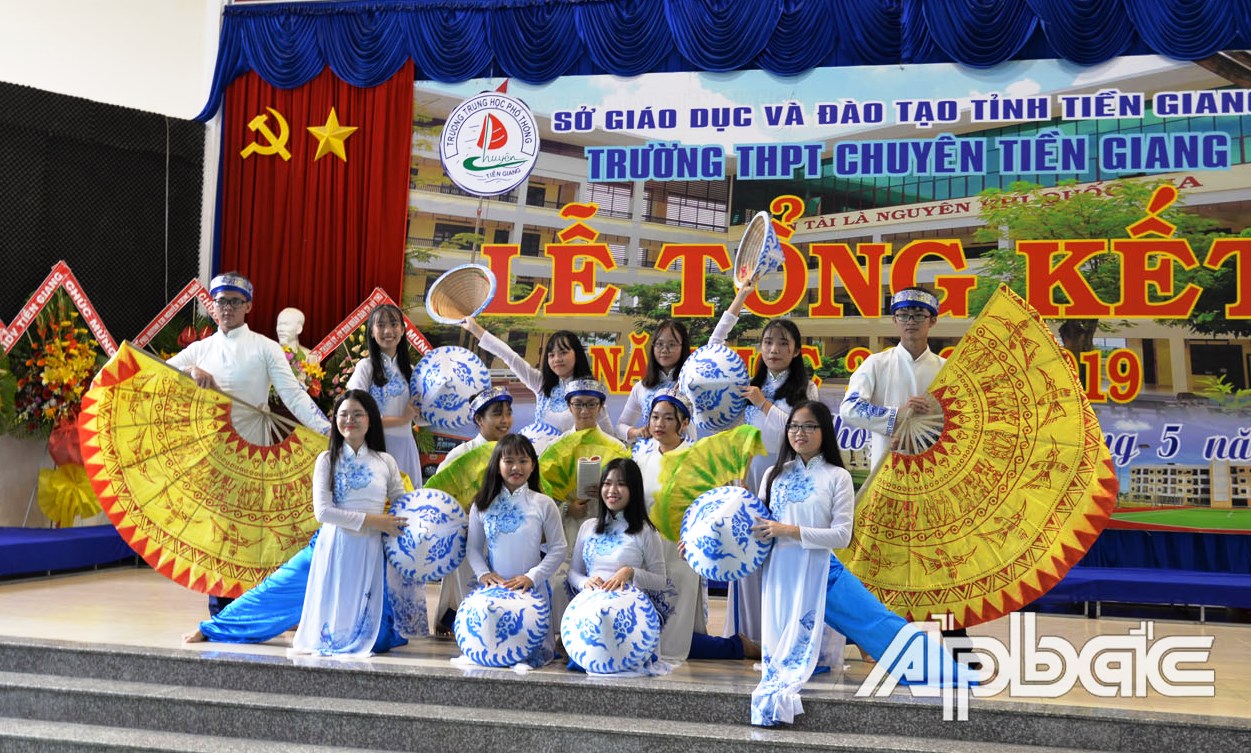 Văn nghệ chào mừng