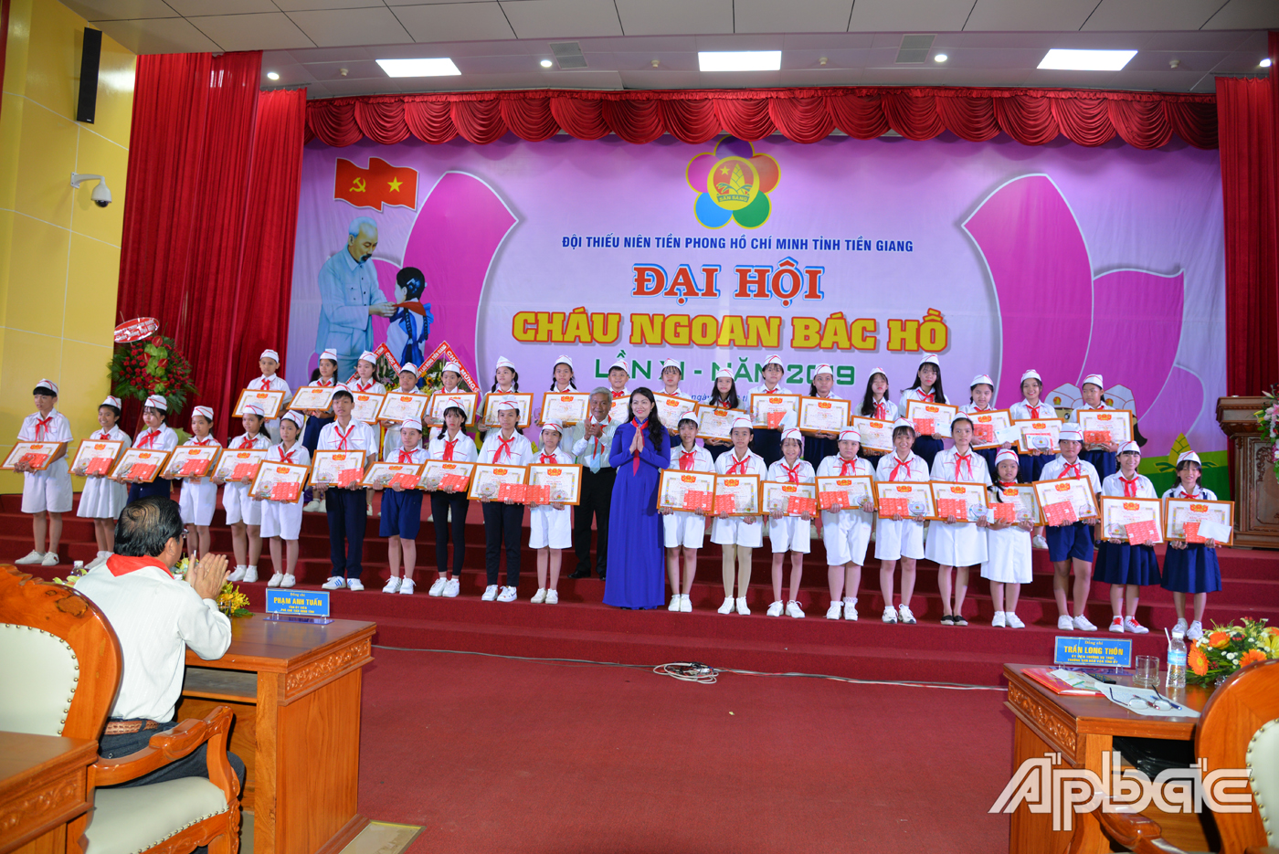 Lãnh đạo tỉnh trao Chứng nhận danh hiệu “Cháu ngoan Bác Hồ” cho các đại biểu là cháu ngoan Bác Hồ cấp tỉnh giai đoạn 2014-2019.