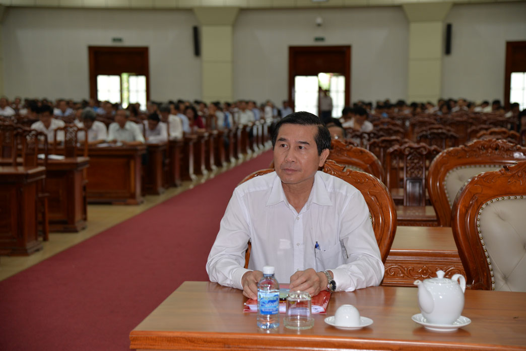 Chủ tịch UBND tỉnh Lê Văn Hưởng tham dự hội nghị