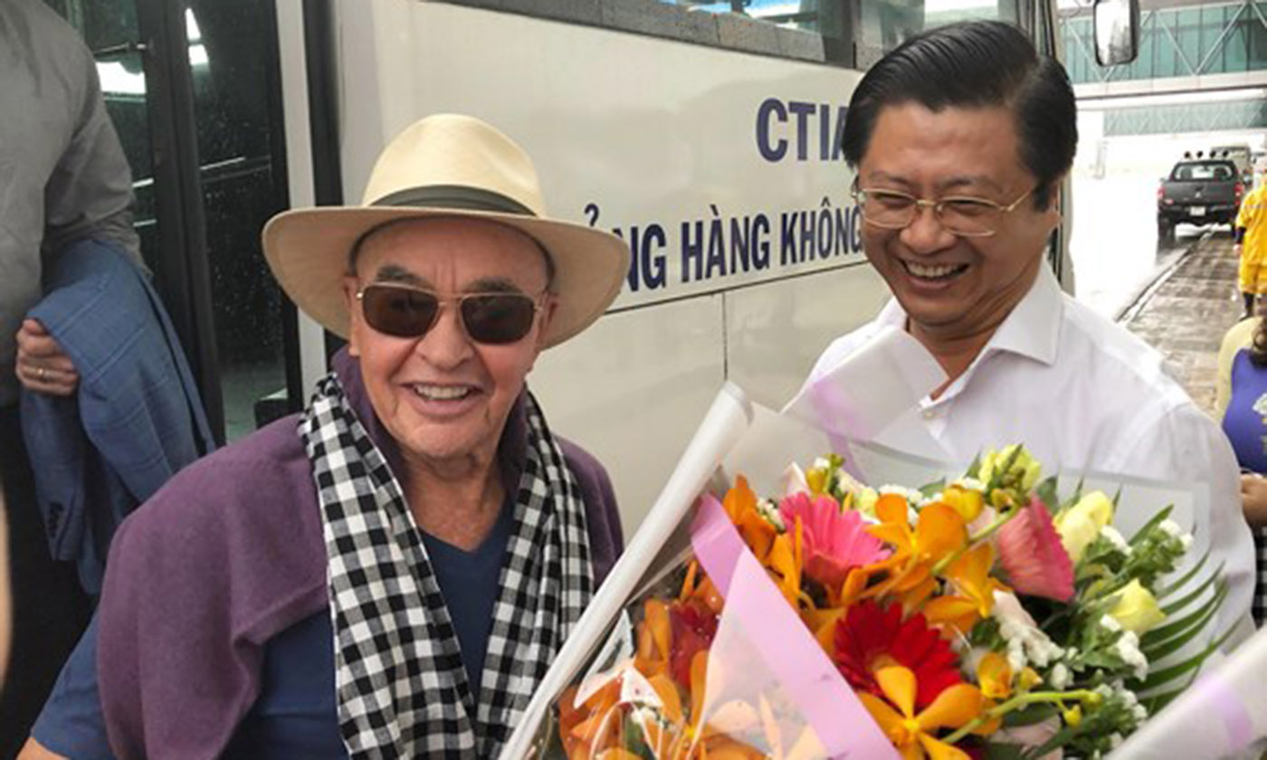 Ông Trương Quang Hoài Nam, Phó Chủ tịch UBND TP Cần Thơ đón tiếp ông Joe Lewis và đoàn. Ảnh: PHAN TÍN