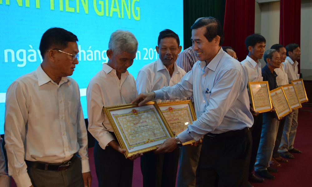 Tặng bằng khen cho các cá nhân.