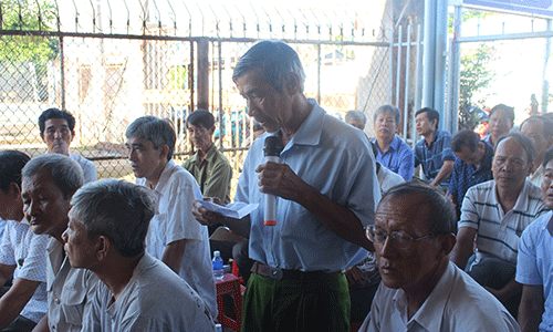 Người dân phát biểu ý kiến. 