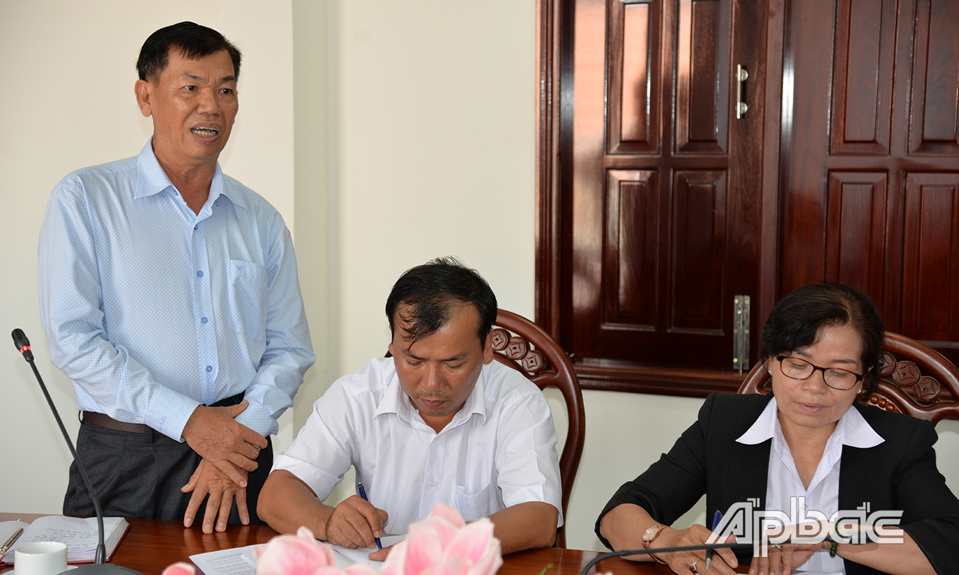 Đồng chí Nguyễn  Văn Mẫn  (bìa trái)  phát biểu trong một cuộc họp phòng, chống dịch tả heo  châu Phi.