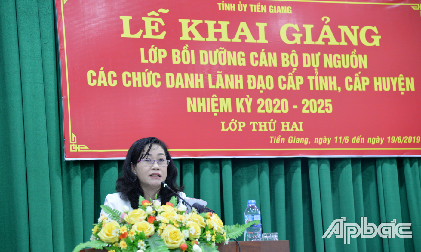 Đồng chí Châu Thị Mỹ Phương, Trưởng Ban Tuyên giáo Tỉnh uỷ  triển khia các quyết định về việc mở lớp