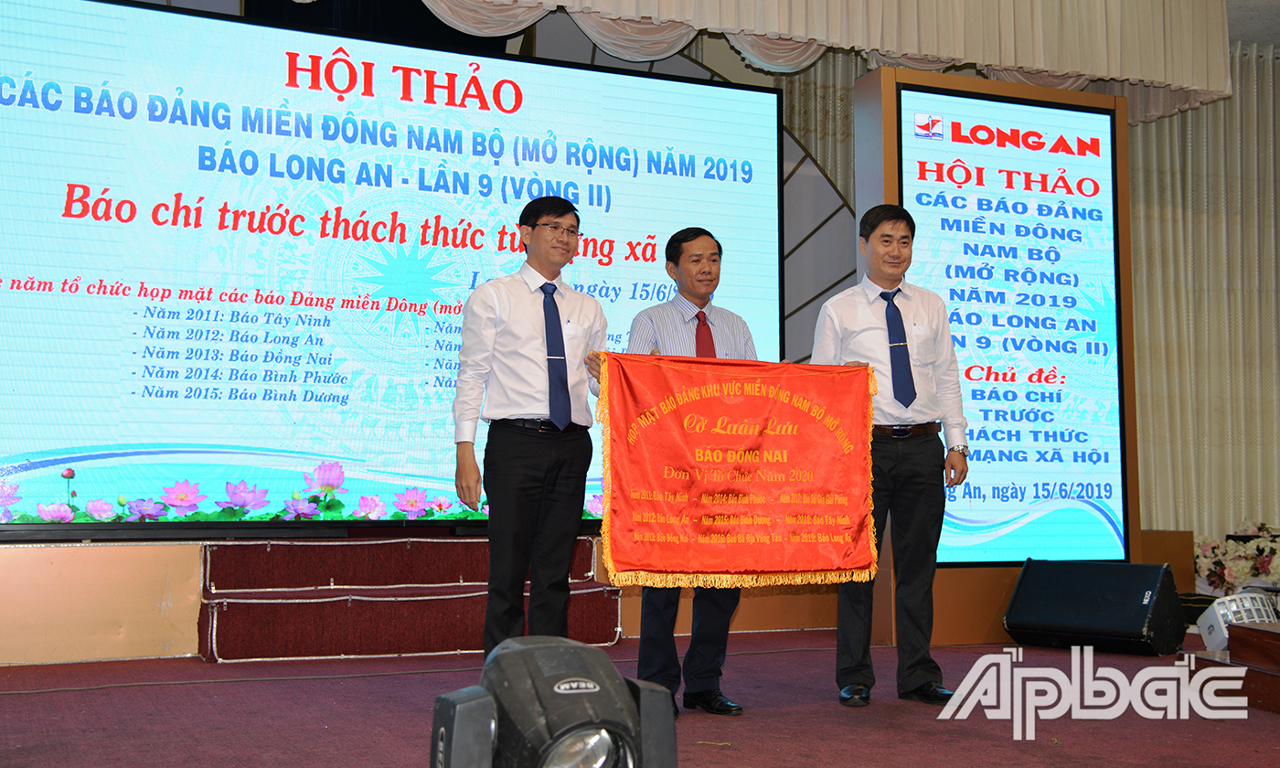 Lãnh đạo Báo Long An trao Cờ cho đại diện Báo Đồng Nai - đơn vị đăng cai họp mặt năm 2020