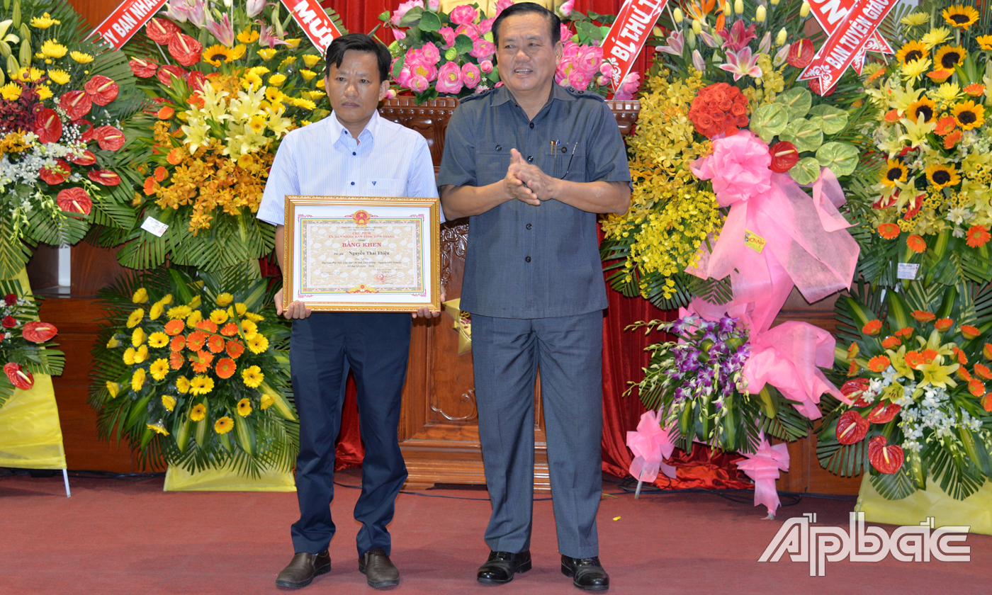 Đồng chí Lê Văn Nghĩa trao bằng khen của UBND tỉnh cho nhà báo Nguyễn Thái Thiện đoạt giải đặc biệt Giải Báo chí Nguyễn Văn Nguyễn lần thứ XI.