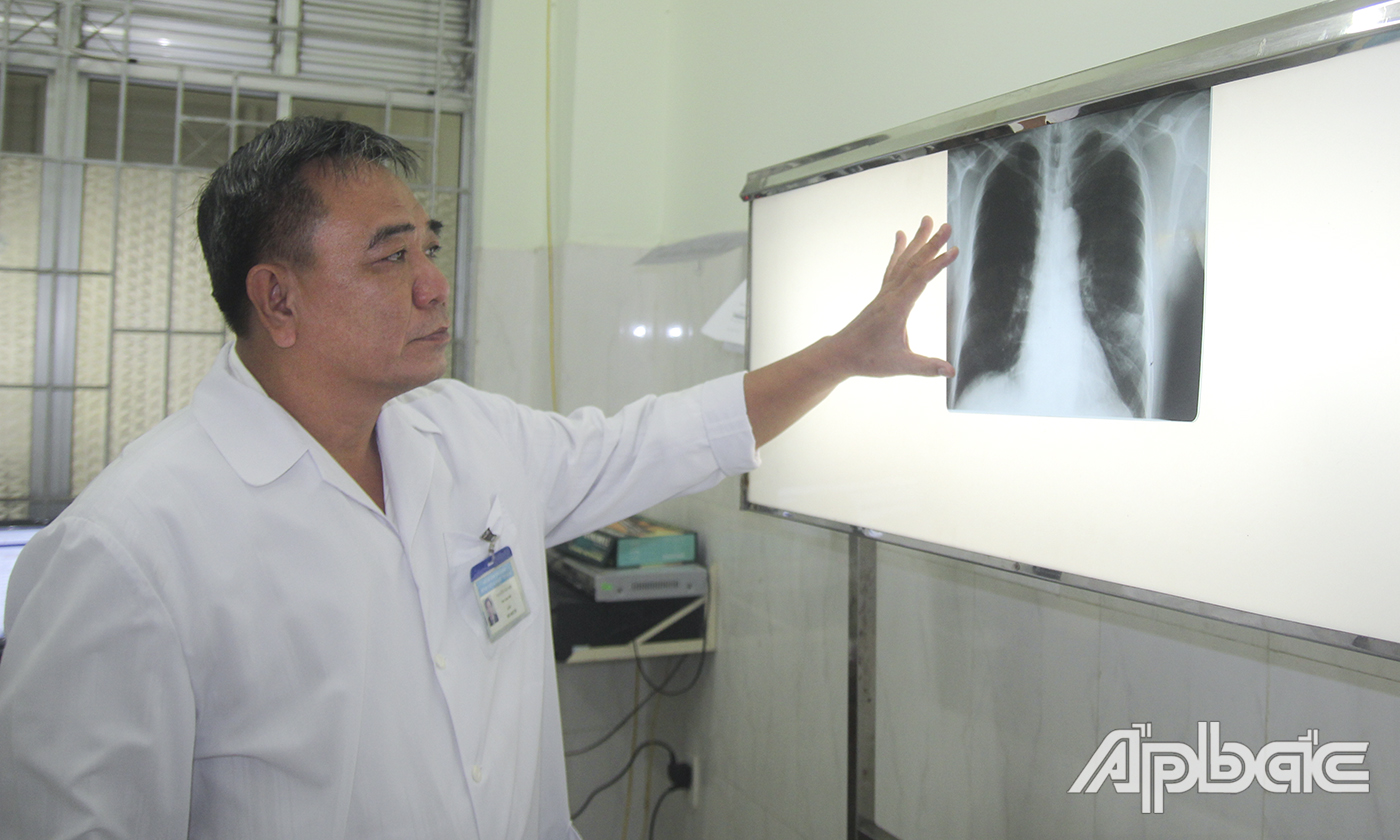 Bác sĩ Sơn lặng thầm với việc “làm lao”.