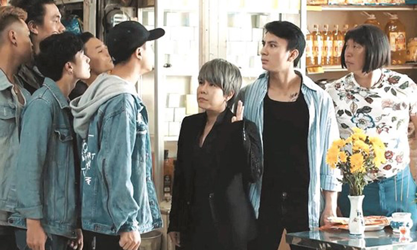 Việt Hương (giữa) vừa ra mắt web drama 