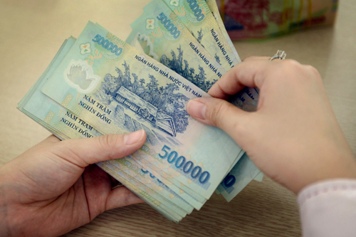  Từ 1/7, những người hưởng lương từ ngân sách nhà nước sẽ được tăng lương cơ sở 100.000 đồng mỗi tháng. Ảnh: Xuân Hoa