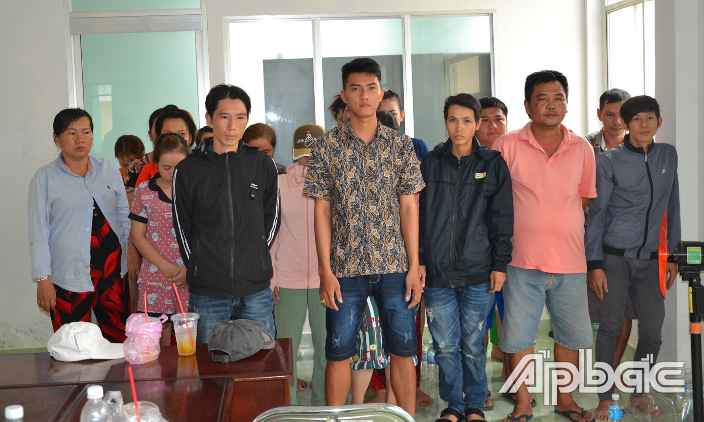 Các đối tượng tham gia đánh bài bị bắt giữ.