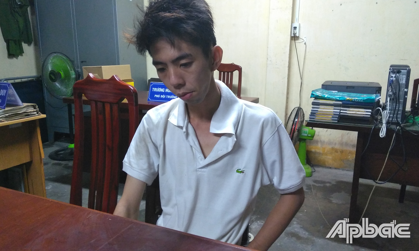 Hai tên trộm cùng tang vật tại cơ quan công an. (Danh mmặc áo dài tay)