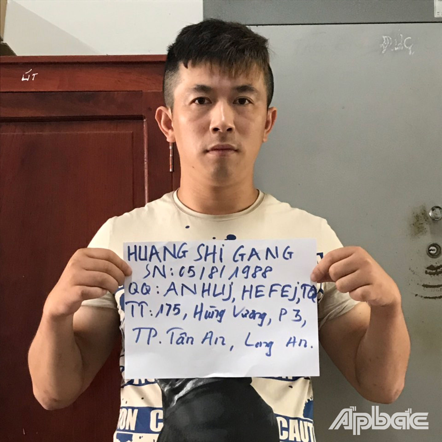 Đối tượng Huang Shigang tại cơ quan Công an. Ảnh: CA
