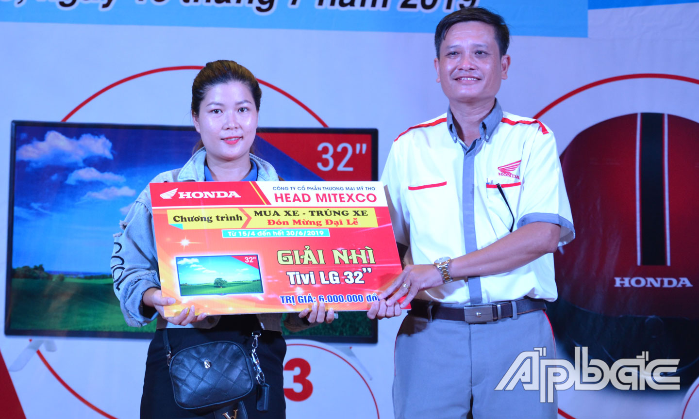 Lãnh đạo Cửa hàng Mitexco 1 trao giải cho khách hàng trúng giải Nhì.