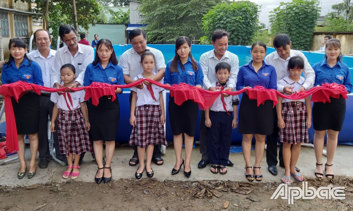 Nghi thức cắt băng khánh hồ bơi