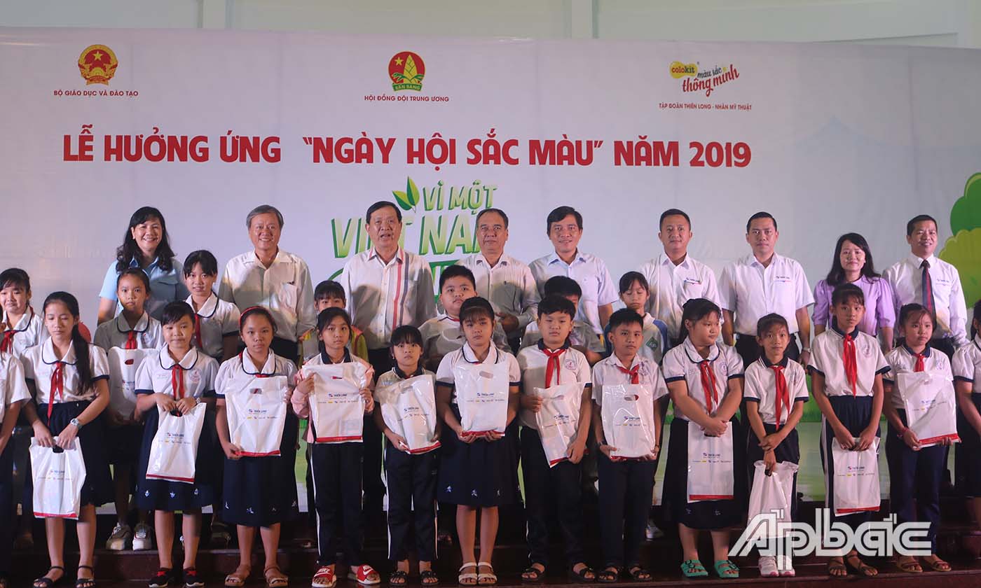 Hội Đồng đội tỉnh tặng quà cho các em thiếu nhi tham gia ngày hội.
