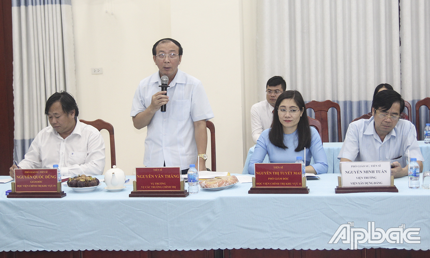 Tiến sĩ Nguyễn Văn Thắng - Vụ Trưởng Vụ Các trường chính trị phát biểu tại buổi làm việc.