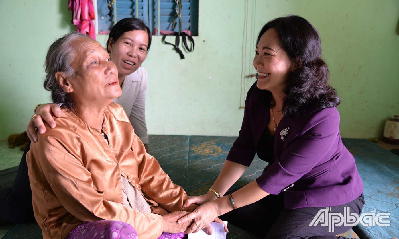 đồng chí Nguyễn Thị Sáng tặng quà bà Nguyễn Thị Đẹp (vợ liệt sĩ), ngụ ấp Lợi Thuận, xã Mỹ Lợi B