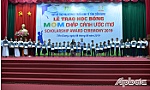 Trao 500 suất học bổng cho học sinh nghèo vượt khó học giỏi