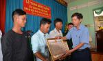 Trao Bằng khen của UBND tỉnh cho ngư dân cứu người giữa biển khơi