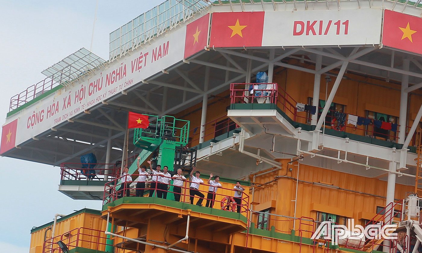 Nhà giàn DK1/11 thuộc Bãi Tư Chính trên thềm lục địa phía Nam của Tổ quốc. 	                                                                                   Ảnh: VĂN THẢO