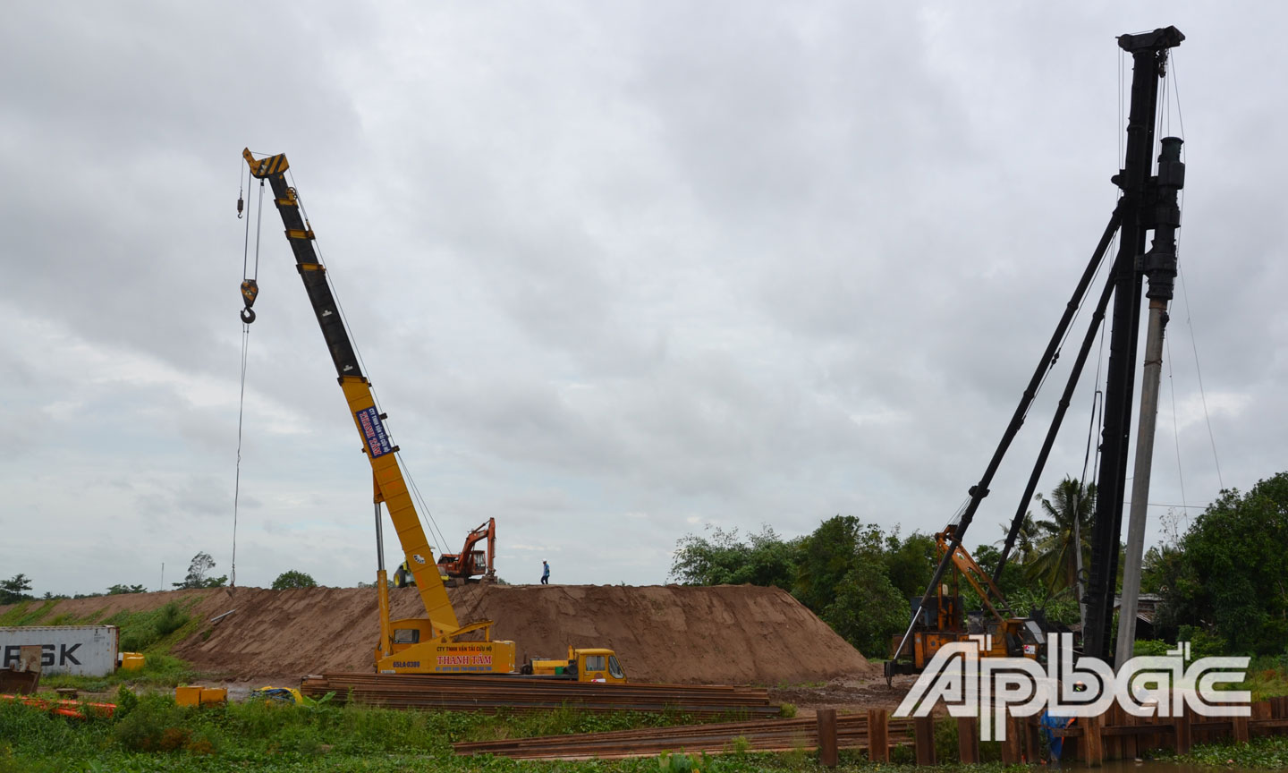 Trên công trường cao tốc Trung Lương - Mỹ Thuận điểm huyện Cái Bè.