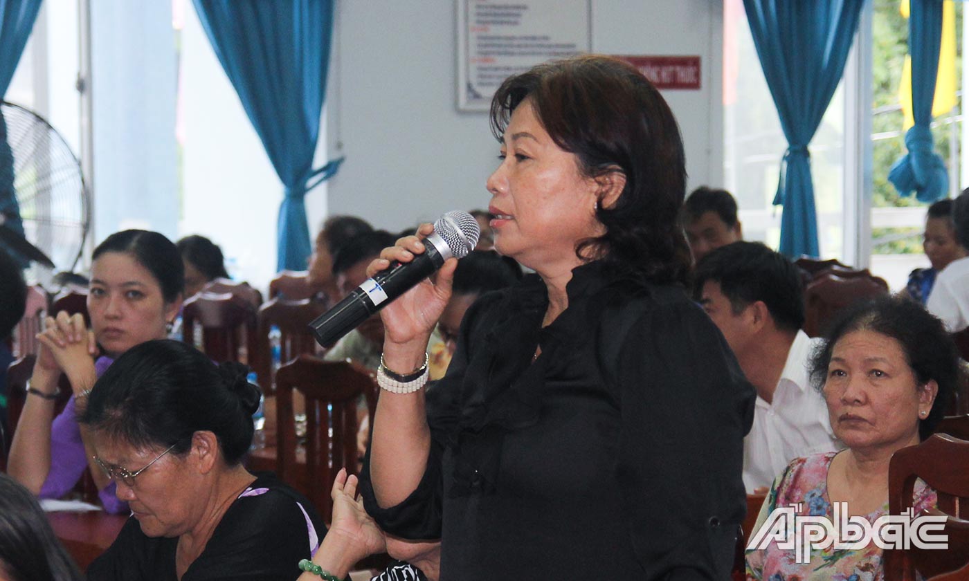 Cử tri phát biểu ý kiến.