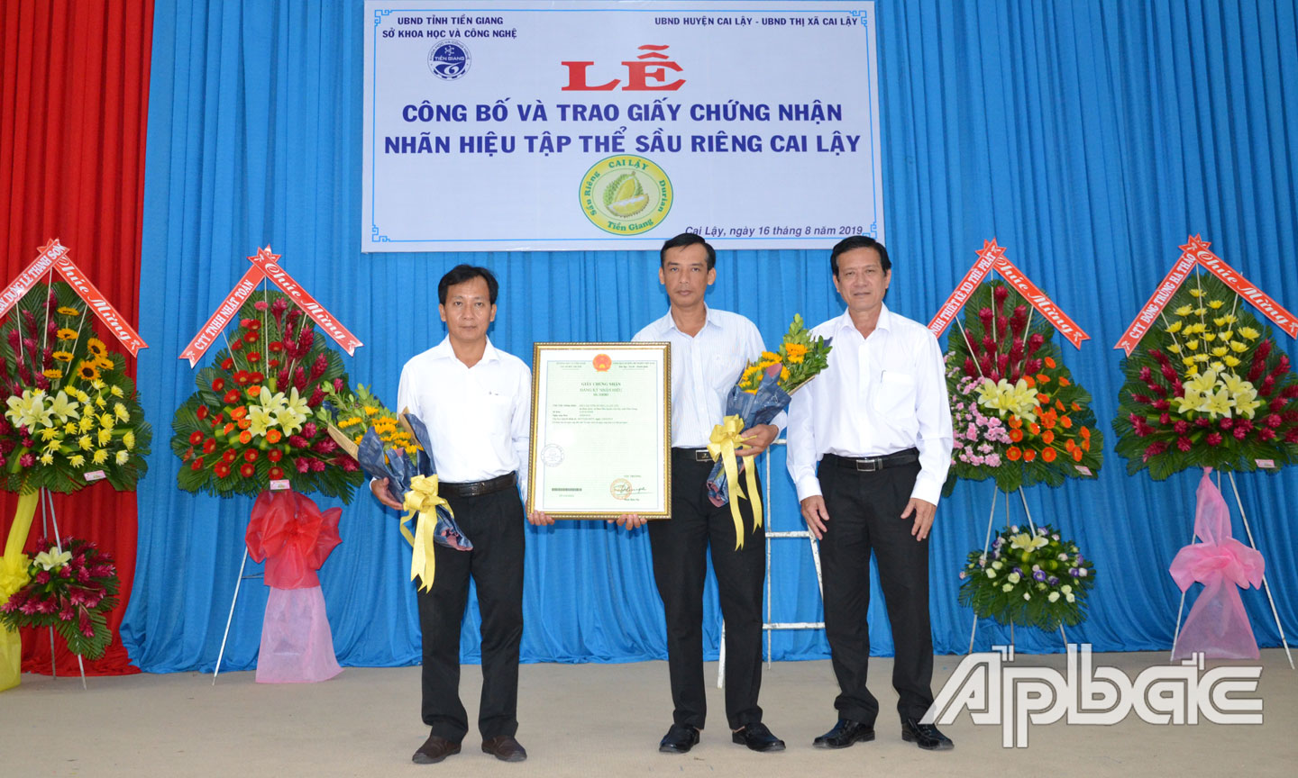 Trao Giấy chứng nhận nhãn hiệu tập thể sầu riêng Cai Lậy cho Hội Làm vườn huyện Cai Lậy.