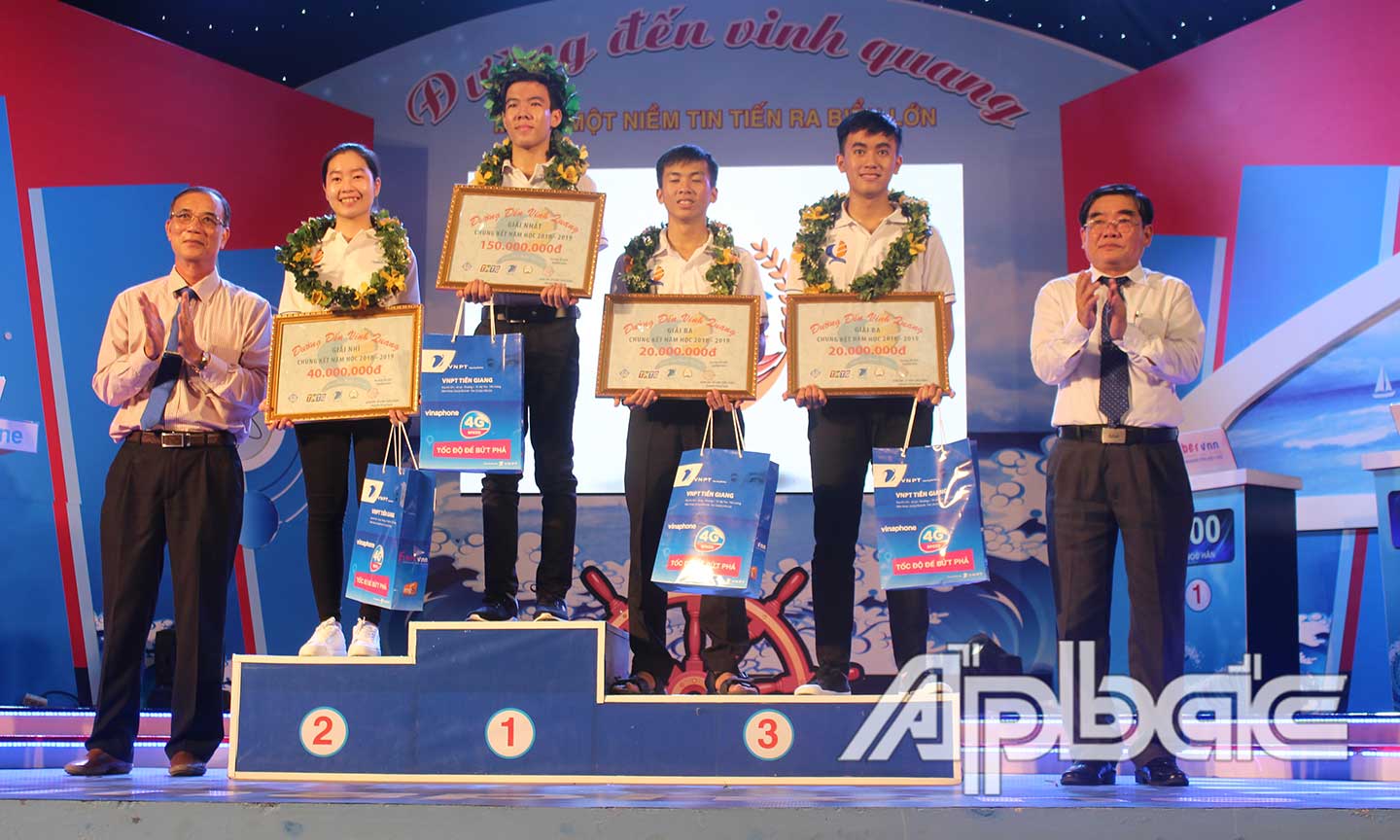 Ban Tổ chức trao giải cho các TS.  
