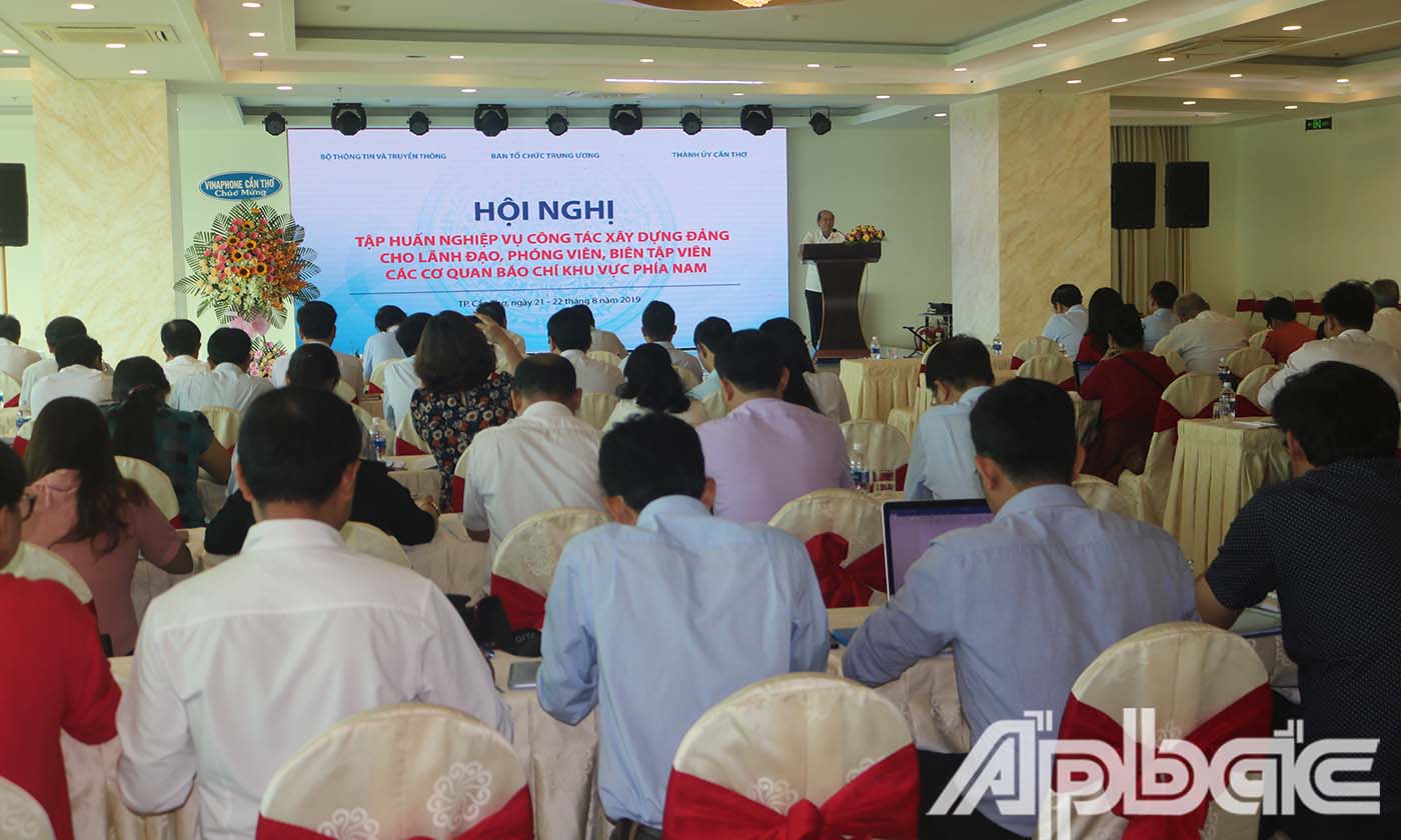 Các đại biểu tham dự hội nghị.