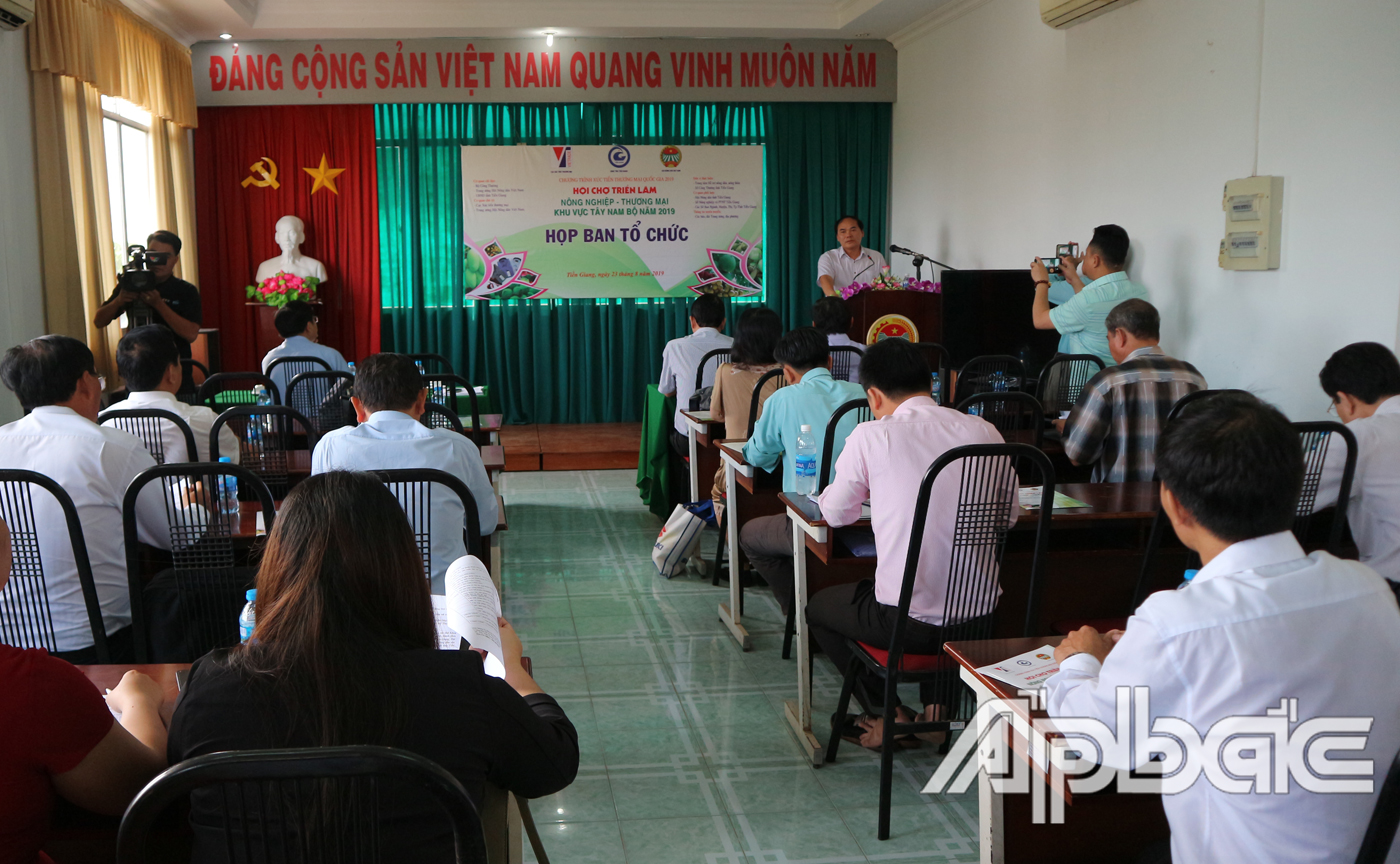 Quang cảnh buổi làm việc