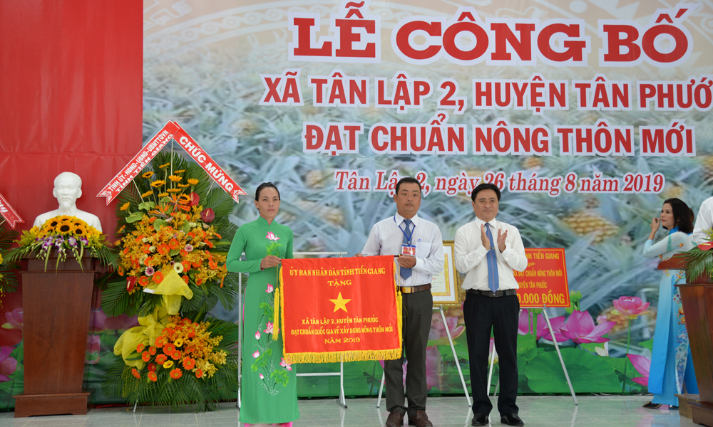 Đồng chí Trần Văn Dũng trao cờ thi đua của UBND tỉnh Tiền Giang cho Đảng bộ, chính quyền và nhân dân xã Tân Lập 2.