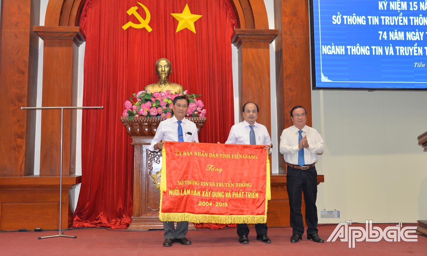 UBND tỉnh trao tặng Sở TT&TT bức trướng