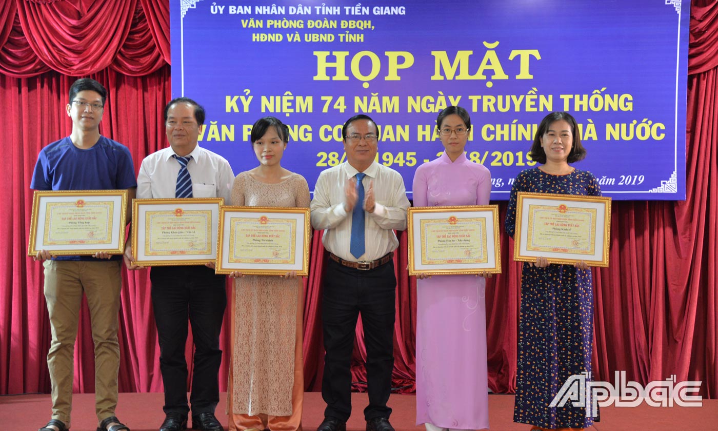Trao Bằng khen của UBND tỉnh cho các tập thể