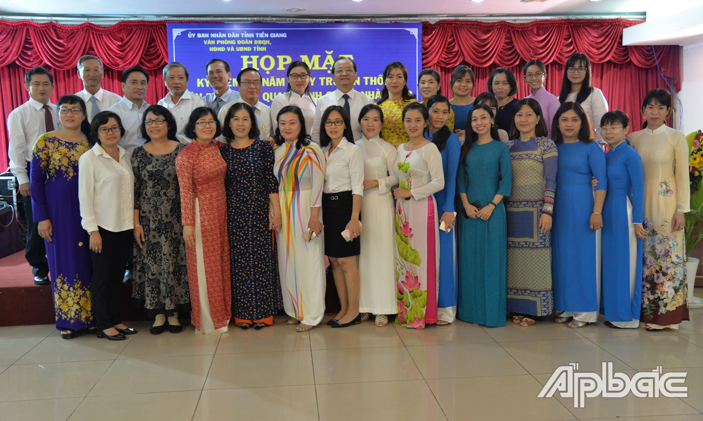Các đại biểu chụp ảnh lưu niệm