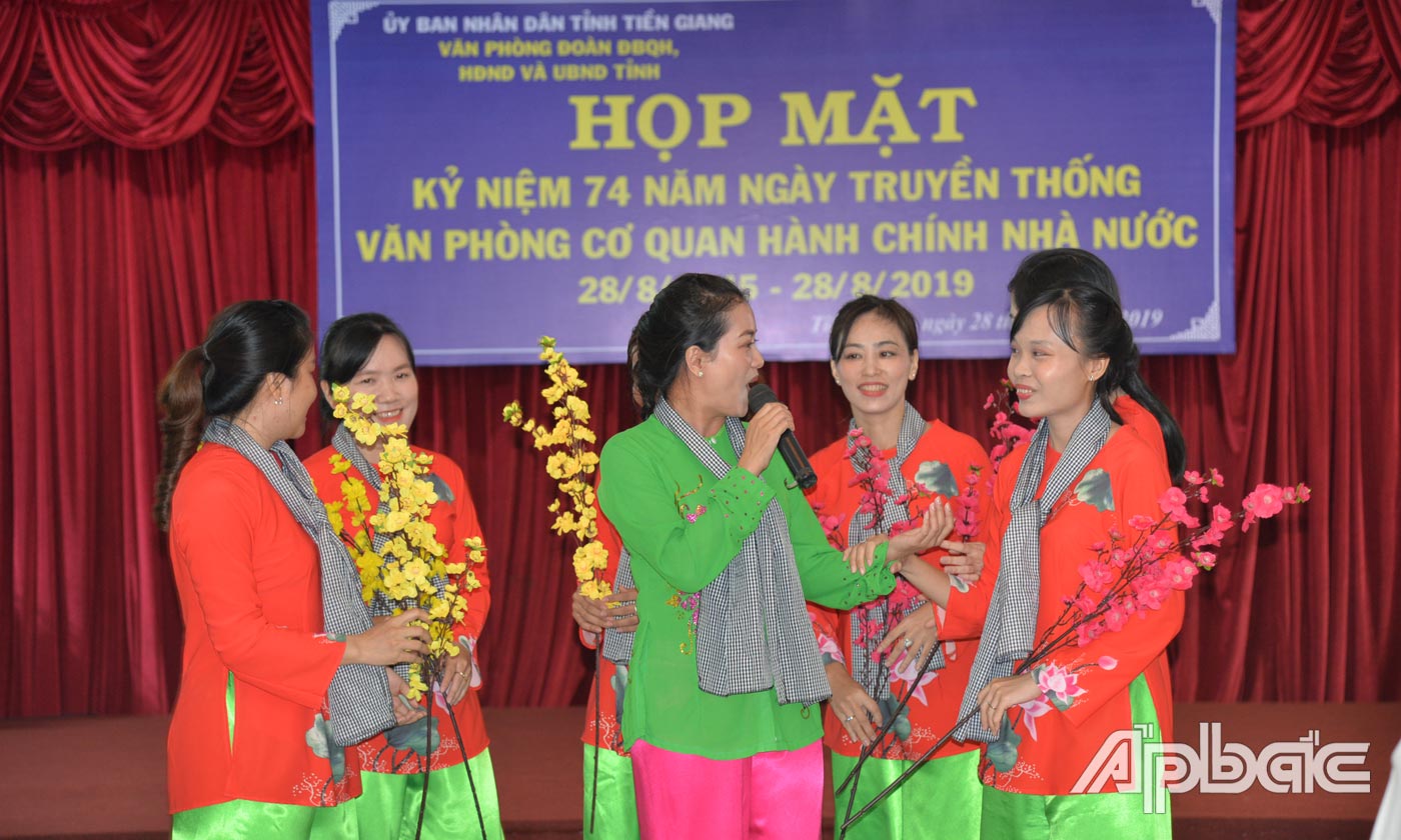Tiết mục văn nghệ tại buổi họp mặt