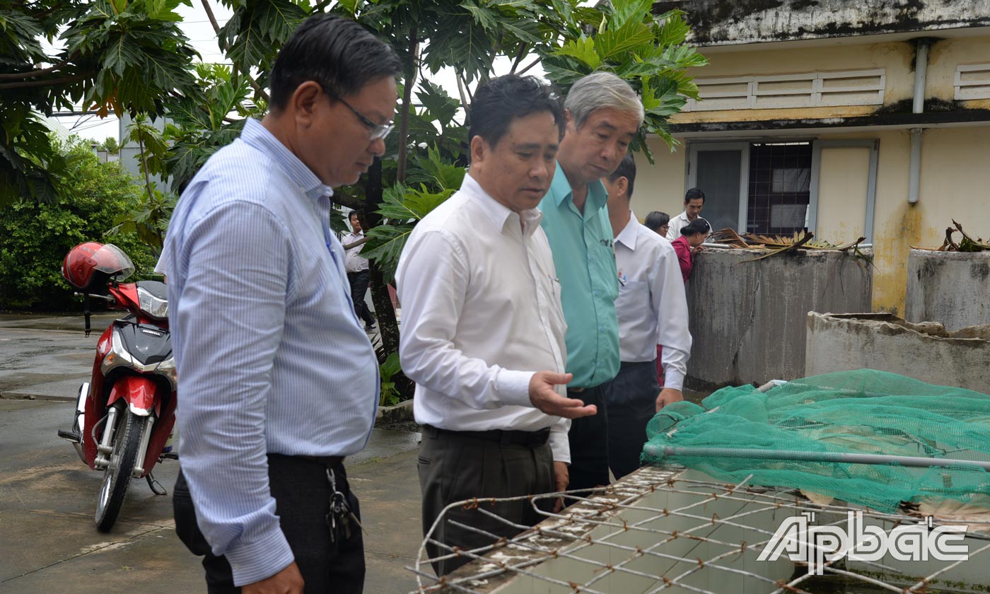 Đoàn kiểm tra tại trạm y tế xã Kiểng Phước