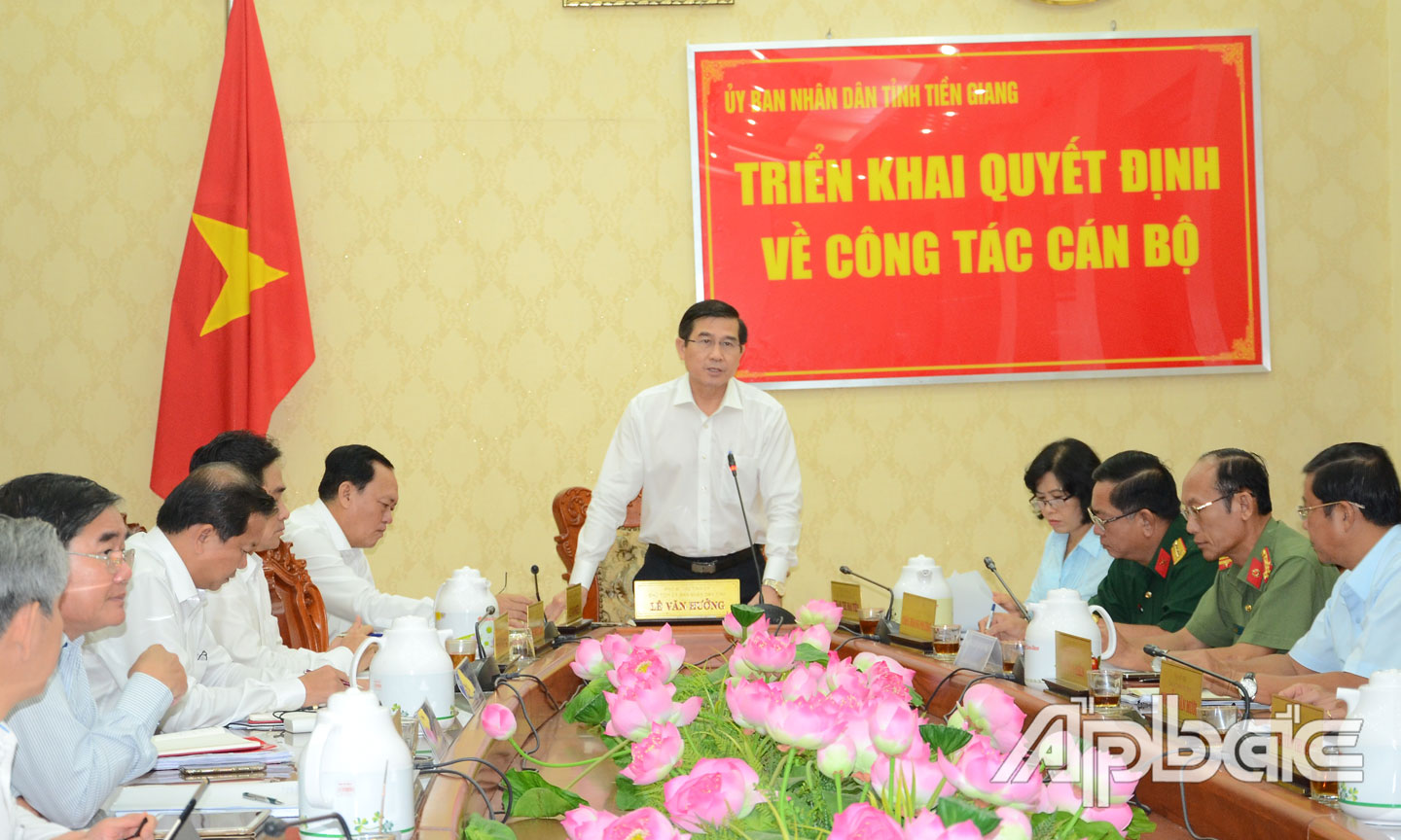 Chủ tịch UBND tỉnh Lê Văn Hưởng phát biểu tại phiên họp.