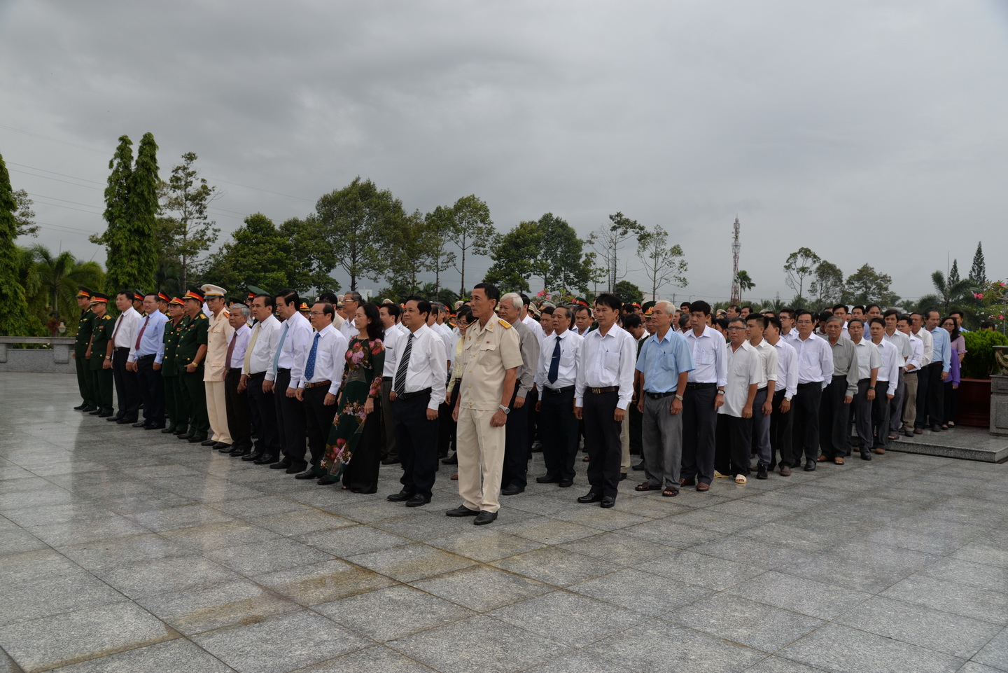 Lãnh đạo, cán bộ, chiến sĩ thành kính nghiêng mình trước công lao to lớn của anh húng liệt sĩ vì nước vong thân