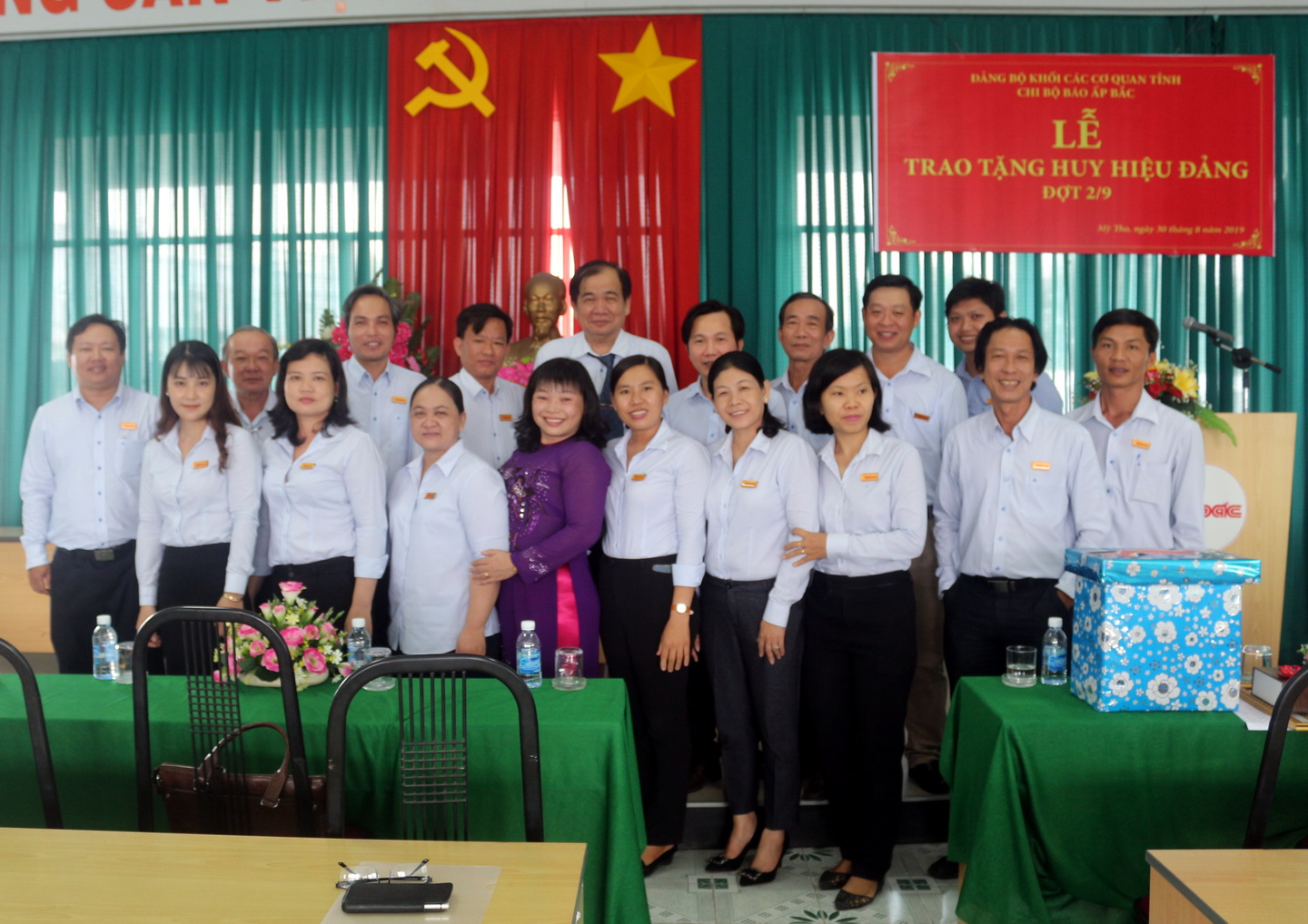 Đồng chí Thái Ngọc Bảo Trâm và tập thể chi bộ Báo Ấp Bắc chúc mừng đồng chí Nguyễn Minh Tân nhận phần thưởng cao quý của Đảng. Ảnh: HỒNG LÊ