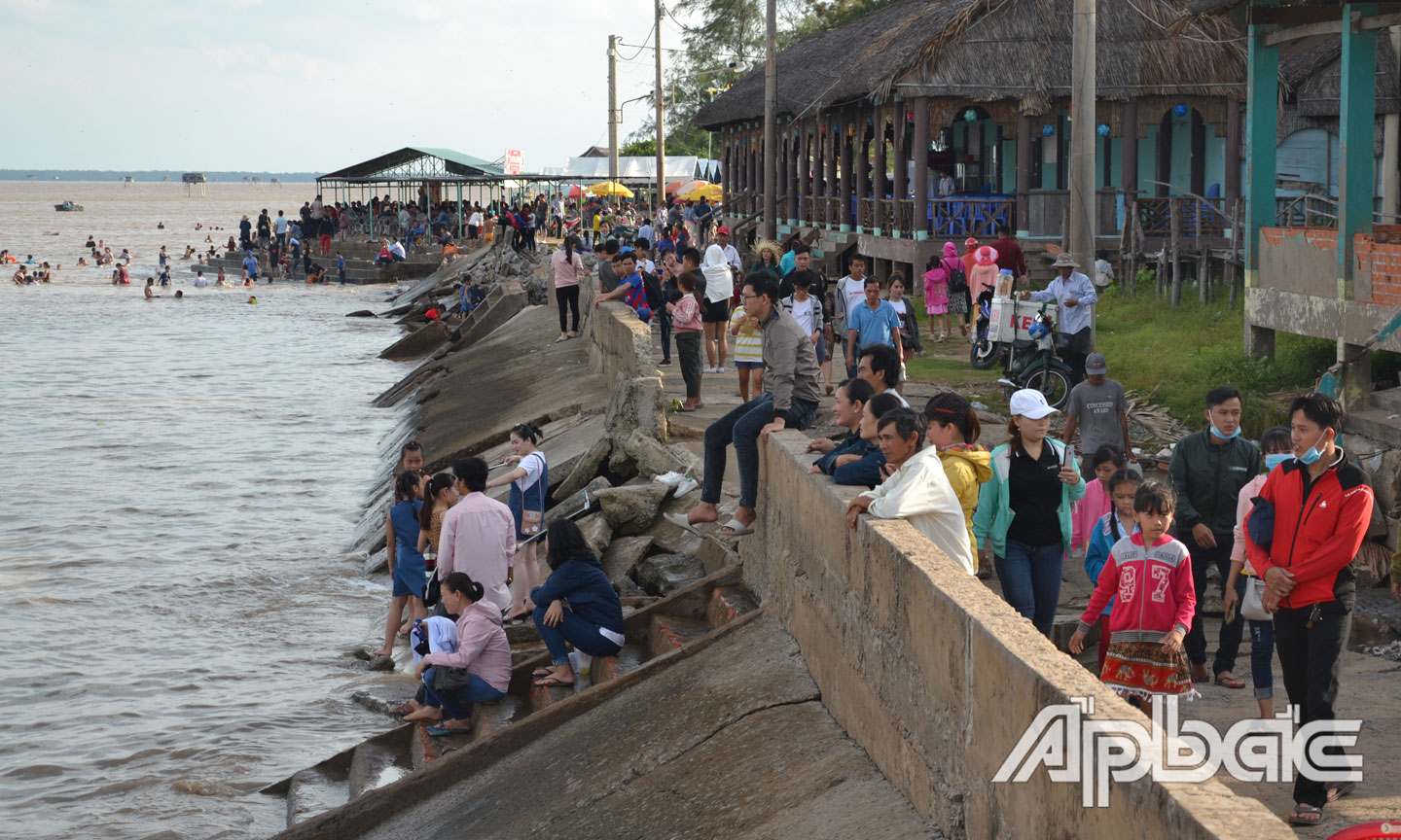 Khá đông du khách tìm đến Khu du lịch biển Tân Thành.