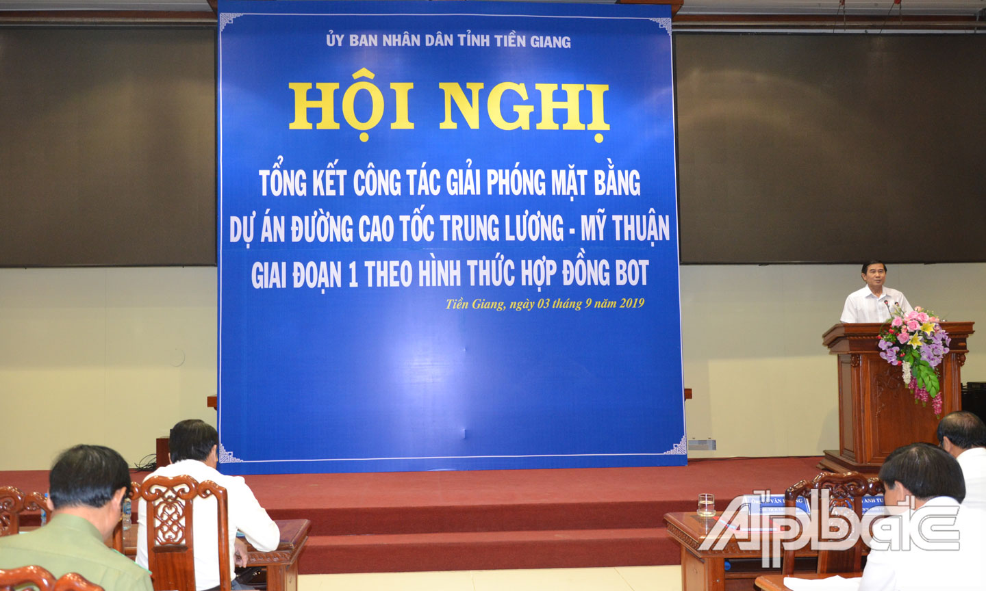 Chủ tịch UBND tỉnh Lê Văn Hưởng phát biểu tại hội nghị.