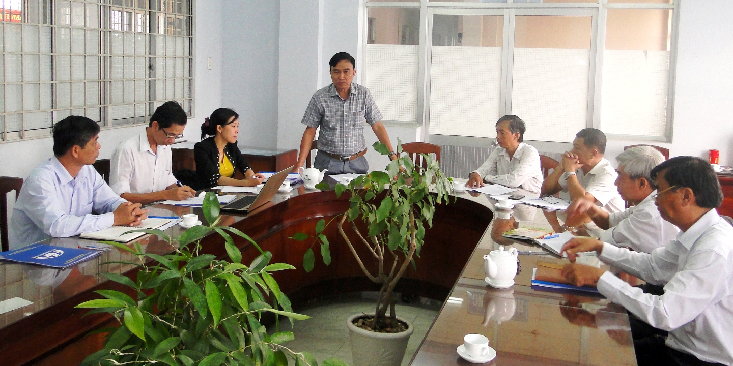 Đại diện lãnh đạo Sở Y tế, Trung tâm Kiểm soát bệnh tật Tiền Giang, đến Trung tâm Y tế huyện Cái Bè kiểm tra công tác chuẩn bị triển khai chiến dịch diệt lăng quăng- vệ sinh môi trường đợt 3