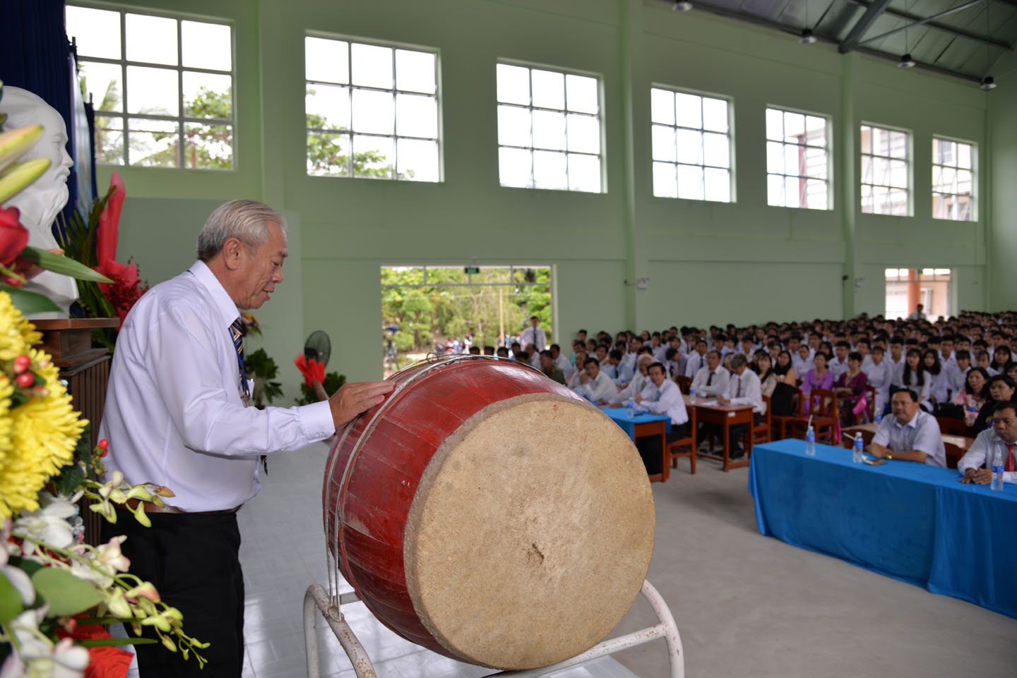 Ông Trần Trọng Hưng, Hiệu trưởng Trưởng THPT Vĩnh Kim đánh trống khai giảng