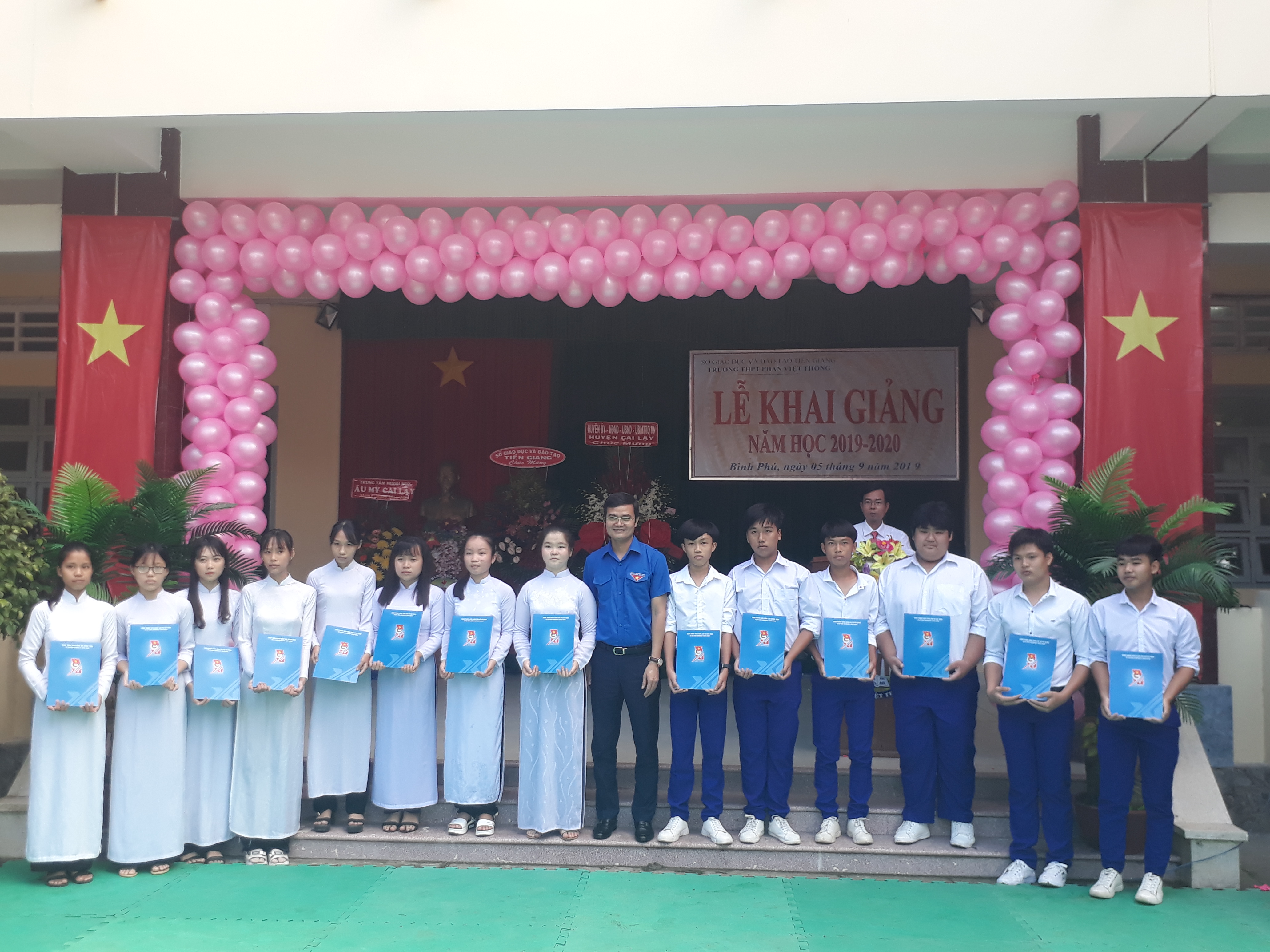 Bí thư Trung ương Đoàn Bùi Quang Huy trao học bổng cho học sinh.