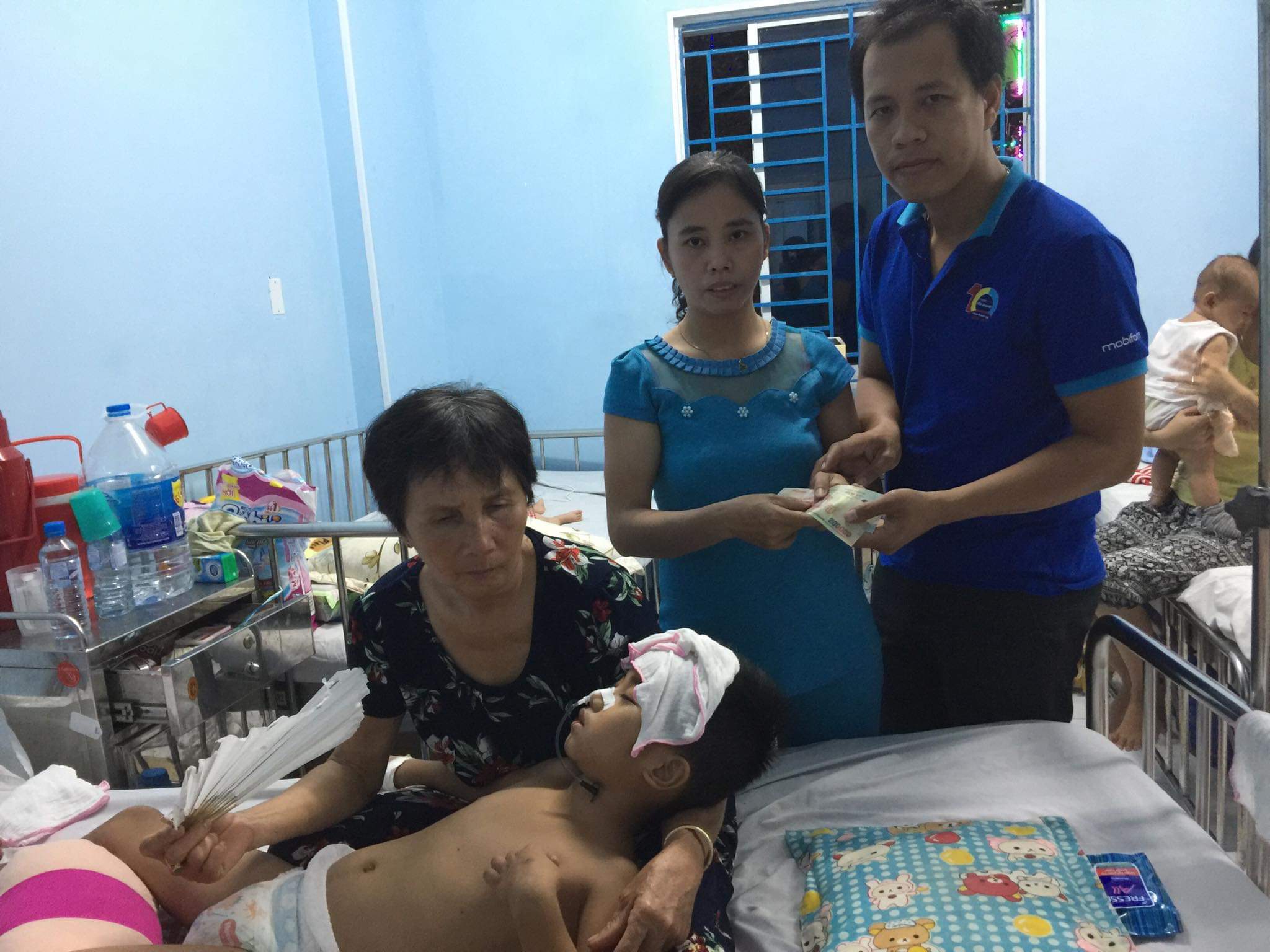 Trước đó đoàn viên chi đoàn Báo Ấp Bắc cũng đã đến thăm và trao tiền của chi đoàn cho Thịnh tại bệnh viện Nhi đồng 1