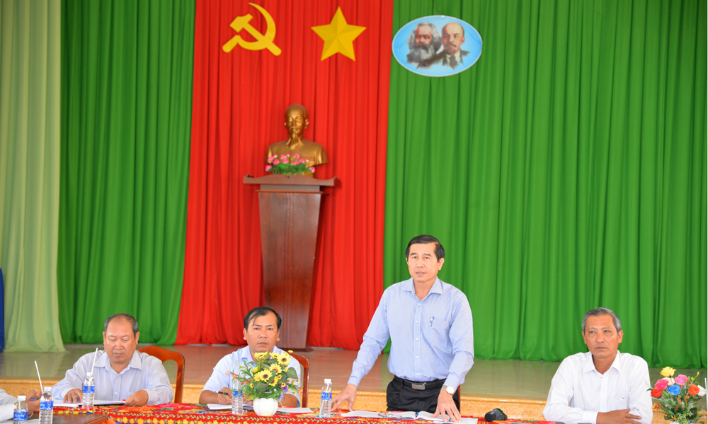 Đồng chí Lê Văn Hưởng phát biểu tại buổi làm việc với xã Hòa Tịnh (huyện Chợ Gạo).