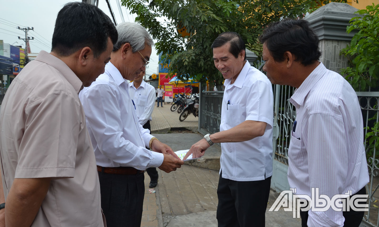 Chủ tịch UBND tỉnh Lê Văn Hưởng khảo sát thực tế vị trí xây dựng đường dal và hệ thống cống thoát nước tại khu phố 1, phường 4, TX. Cai Lậy.