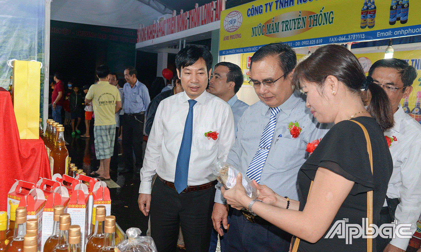 Hội chợ lần này còn có sự tham gia triển lãm, trưng bày sản phẩm của các đơn vị ngoài tỉnh.