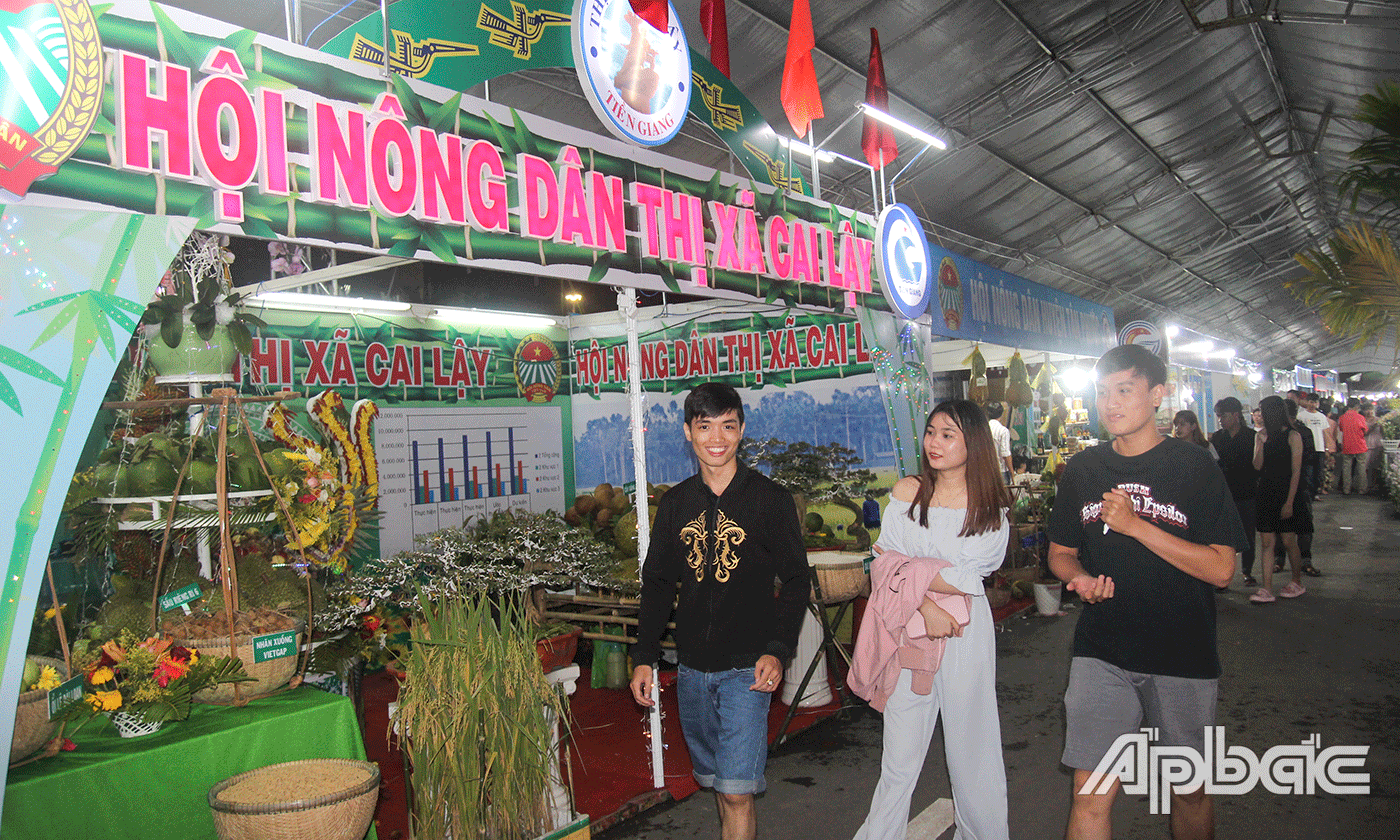 Đây là lần đầu tiên 11 Hội Nông dân các huyện, thị, thành trên địa bàn tỉnh Tiền Giang tham gia Hội chợ.